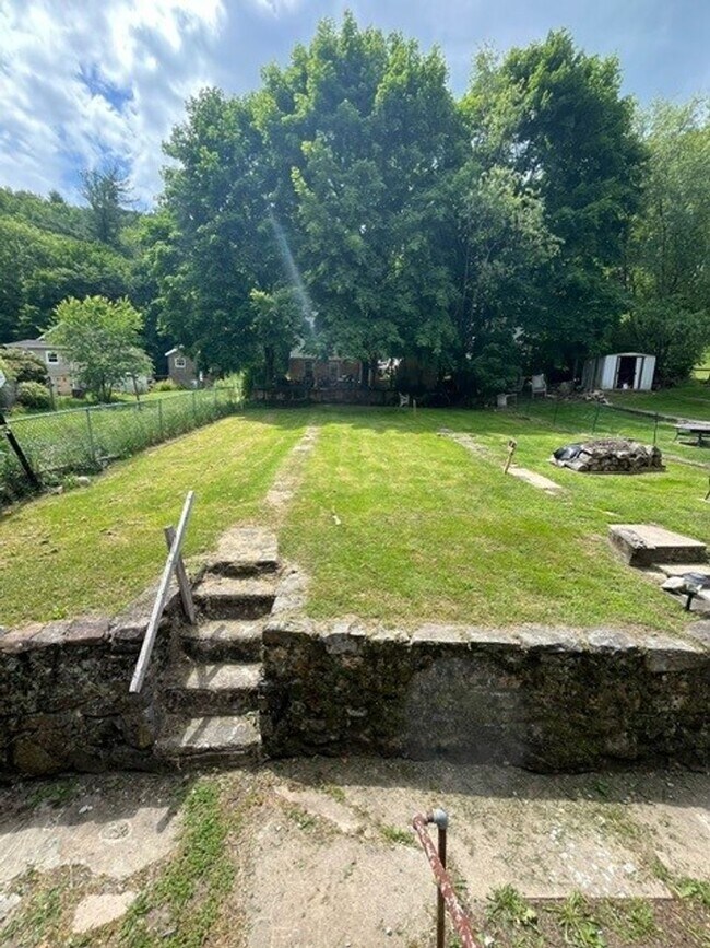 Building Photo - 2 Bedroom 1 Bath