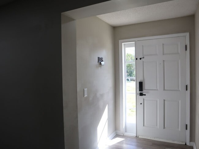 Building Photo - 4 BEDROOM 2 Bath  Pool Home!  Call Carole Arcaro 386-216-4900 Deltona Lakes Realty