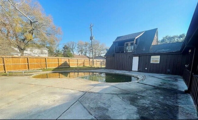 Building Photo - 443 Bayou View Dr