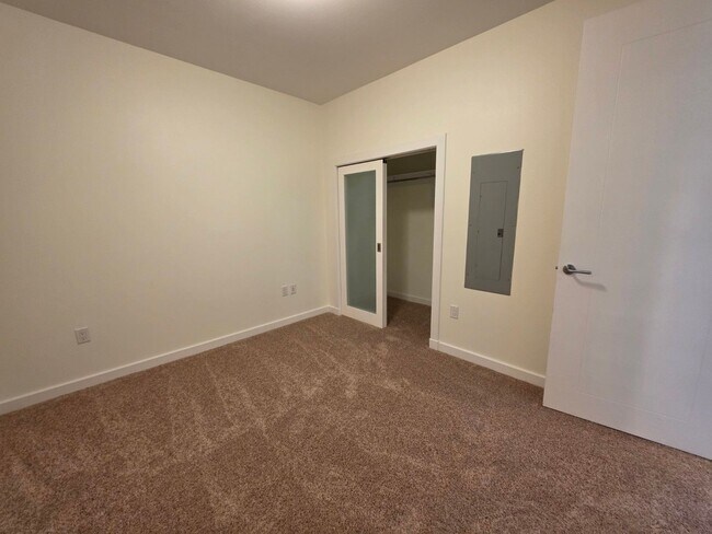 Building Photo - Fantastice High Rise with Full City Views!