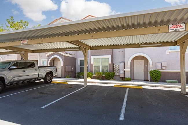 Building Photo - Ground floor one bedroom in luxury gated S...