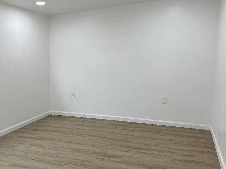 Building Photo - 646 N Desert Ave