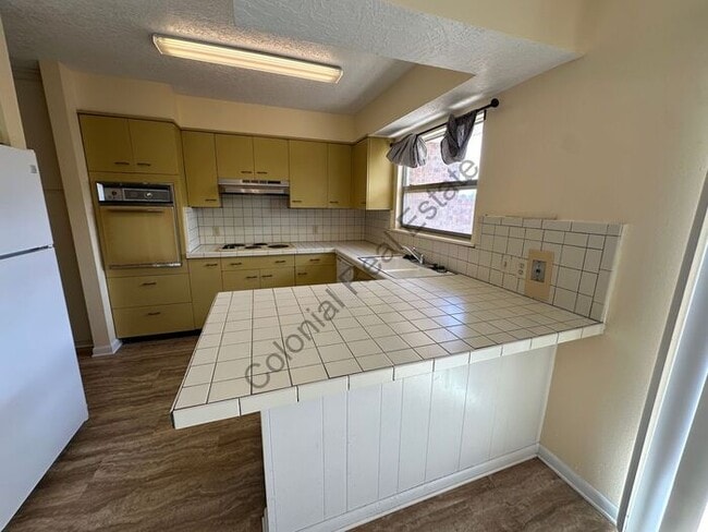 Building Photo - Gorgeous Multi-story Townhouse with Washer...