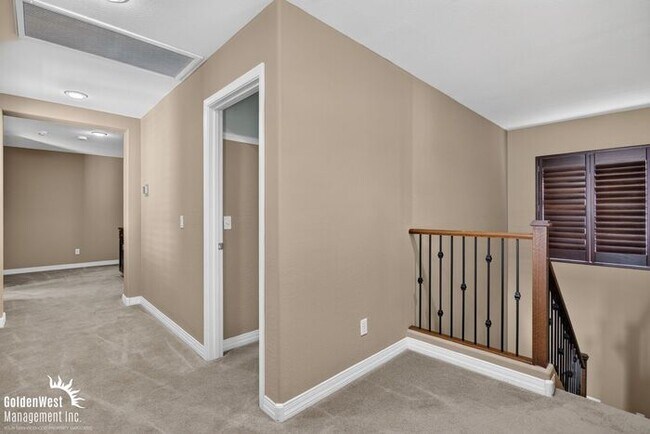 Building Photo - Beautiful 3Bdm 2.5Ba Home with Private Backyard in Power Ranch!
