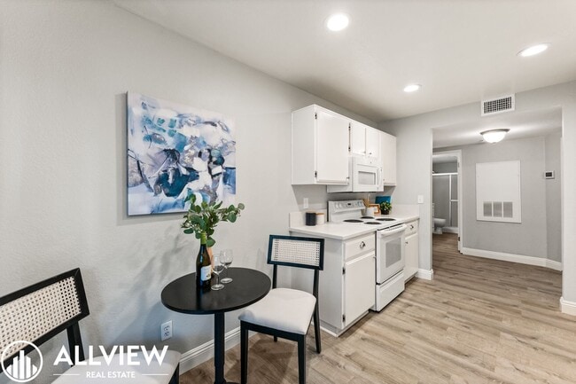 Building Photo - Beautifully Updated 2 Bed/2 Bath in Guard-...