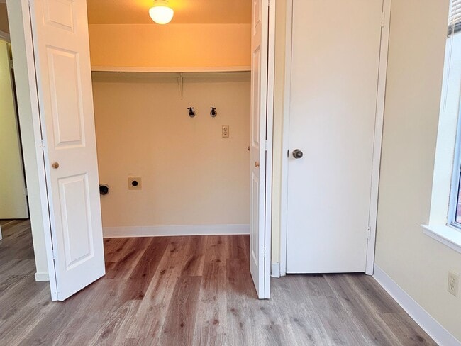 Building Photo - 2 bedroom 1.5 bath 2 story townhome