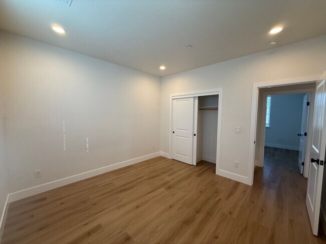 Building Photo - 8461001/85