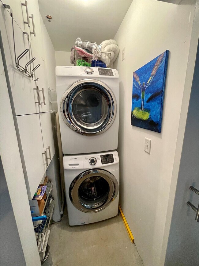 Building Photo - 444 N E St