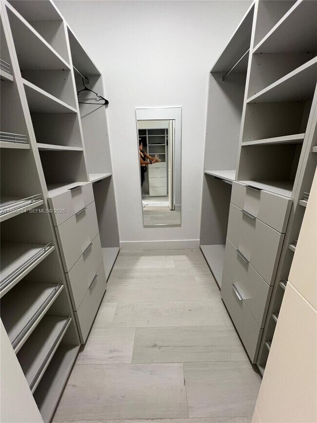 Building Photo - 251 Crandon Blvd