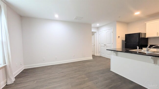 Building Photo - 313 N Navy Blvd