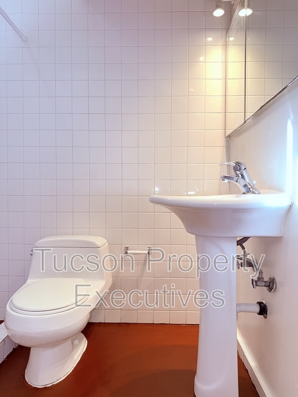 Building Photo - 443 E Delano St