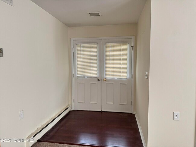 Building Photo - 561B Malvern Ct