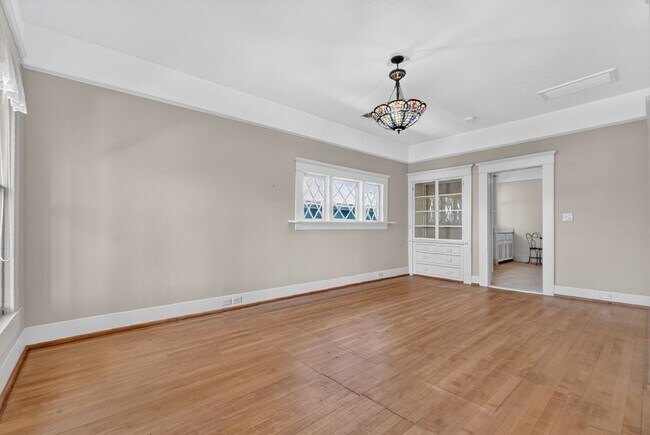 Building Photo - 3 Bedroom with Historical Charm Close to Square
