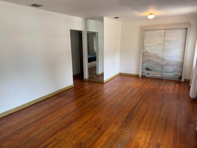 Building Photo - 2919 Poinsettia Ave