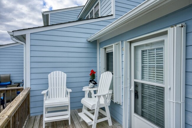 Building Photo - FURNISHED OFF-SEASON MONTHLY RENTAL-STARTI...