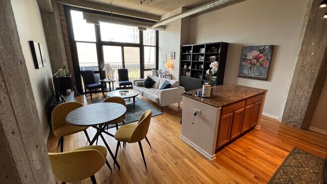 Primary Photo - 210 S Desplaines St