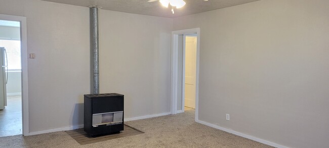 Building Photo - LARGE HOME QUIET STREET