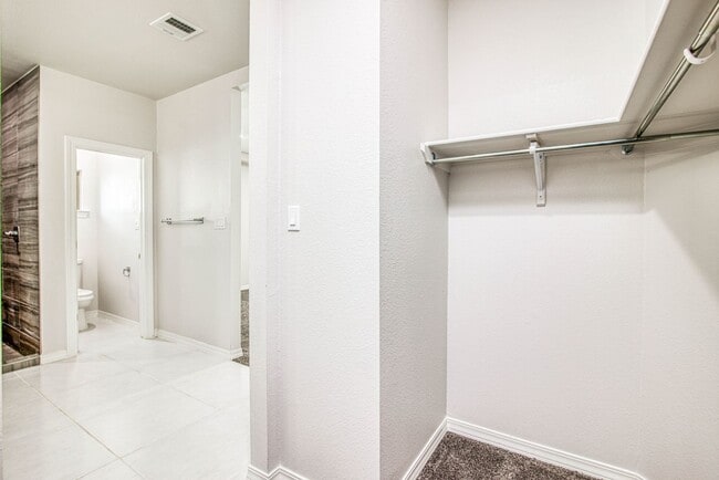 Building Photo - Beautiful  House 3 beds/3 baths. This Prop...