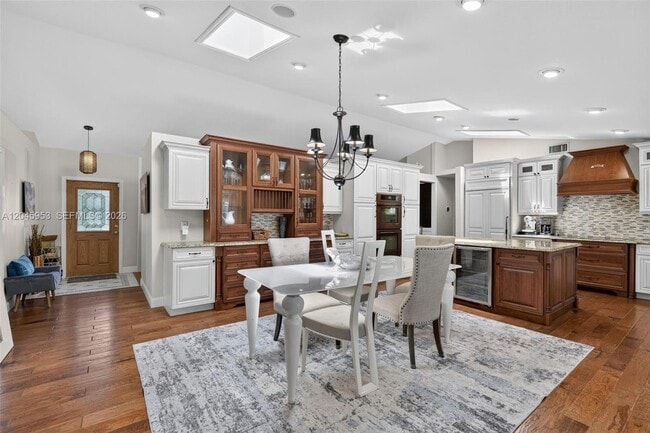 Building Photo - 542 N Cypress Dr