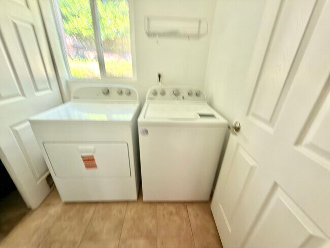 Building Photo - Spacious 4BD/3BA Bellevue Home with Private Backyard & Garage