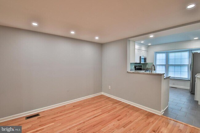 Building Photo - 8 Donagh Ct