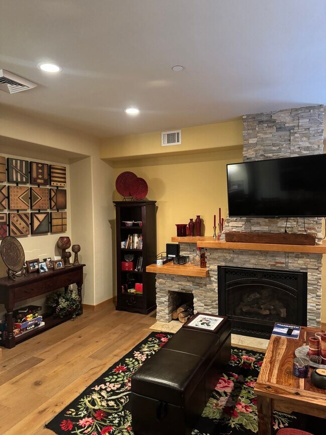 Building Photo - Luxury Fully Furnished 4BD/4BA Mountain Retreat with Hot Tub & Garage – Woodwinds #34, Mammoth Lakes