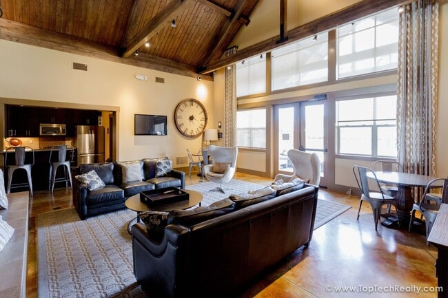 Building Photo - Outstanding 45 Central home with 3BR + Den / 2.5BA, Amazing upscale features, Across from Nike Wo...