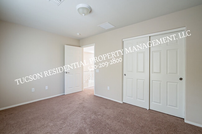 Building Photo - 6012 S Meadow Breeze Dr
