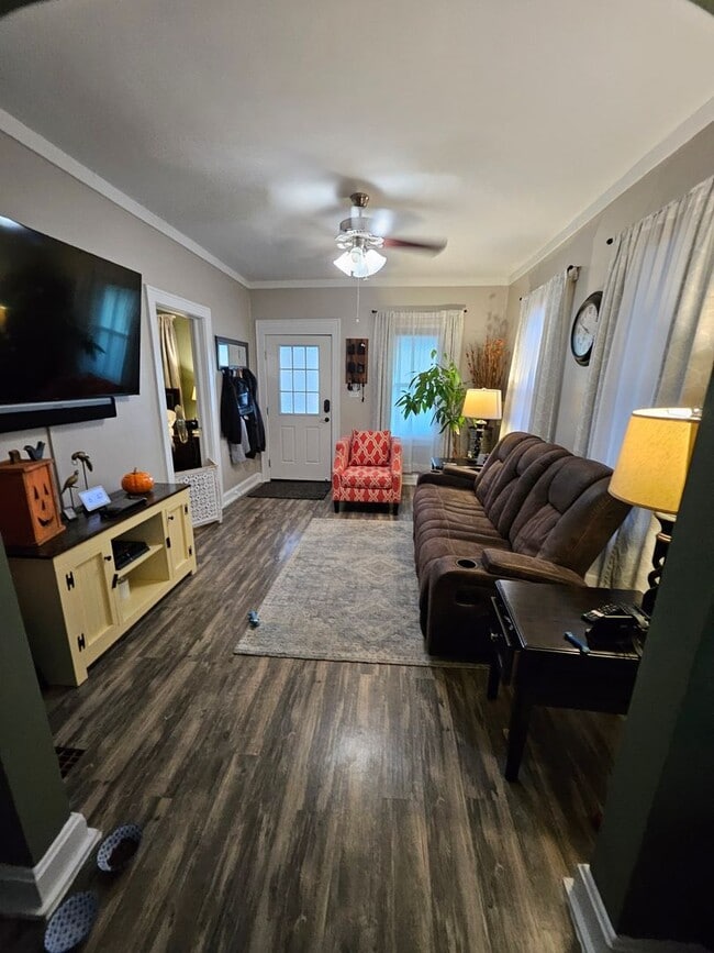 Building Photo - 2 bed one bath house with fenced in backyard