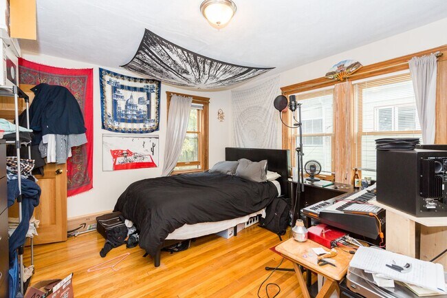 Building Photo - 6 bed in Mission Hill