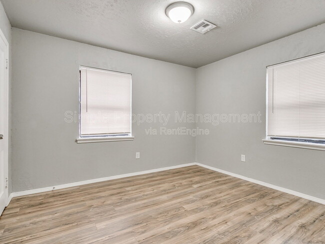 Building Photo - 409 E Hill Dr