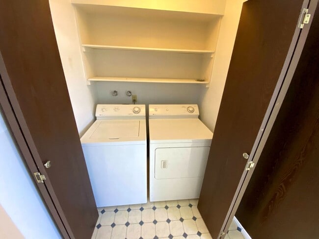 Building Photo - 3 Bedroom, 1.5 Bathroom Townhouse Next to High School and Middle School