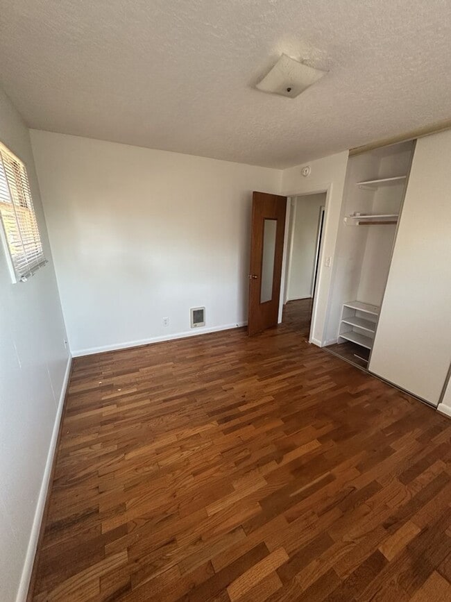 Building Photo - Quaint Three Bedroom Home in Vancouver!
