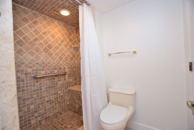 Building Photo - 622 Olde Camelot Cir