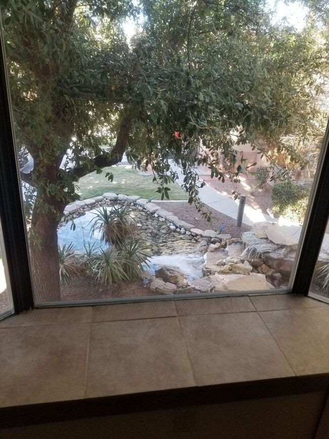 Building Photo - 3 Bedrooms, 2 Baths and a Single Car Garage