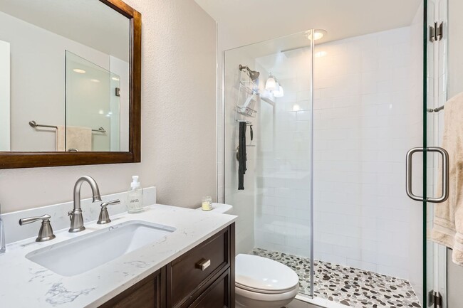 Building Photo - Gorgeous 4 bedroom/3.5 bath in highly desi...