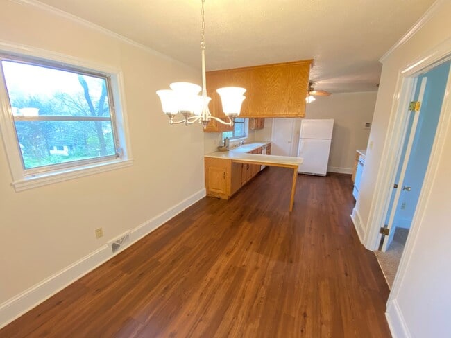 Building Photo - 3bd/2ba House on a Corner Lot very close t...