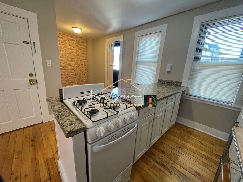 Building Photo - 39 Beacon St