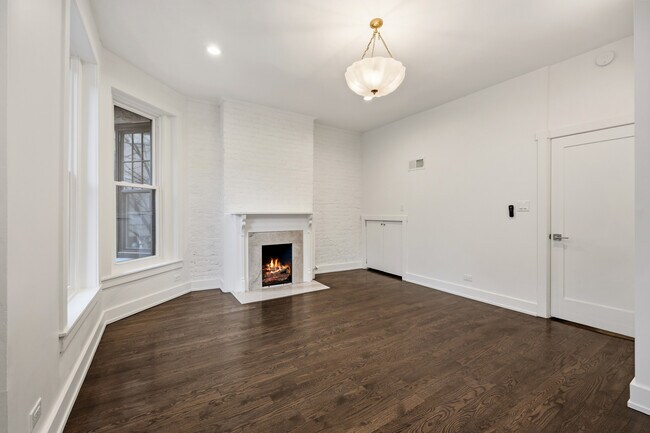 Building Photo - 2107 N Clark St