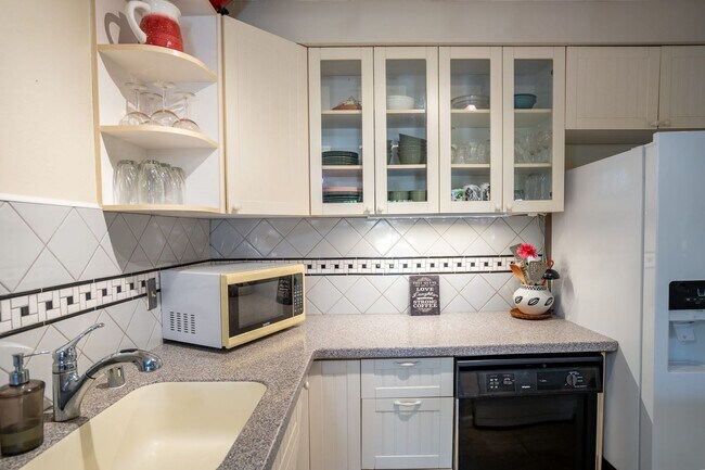 Building Photo - Fully Furnished 2 Bed/1.5 Bath, Maui Gardens Condo with Resort Amenities and Steps to the Beach!