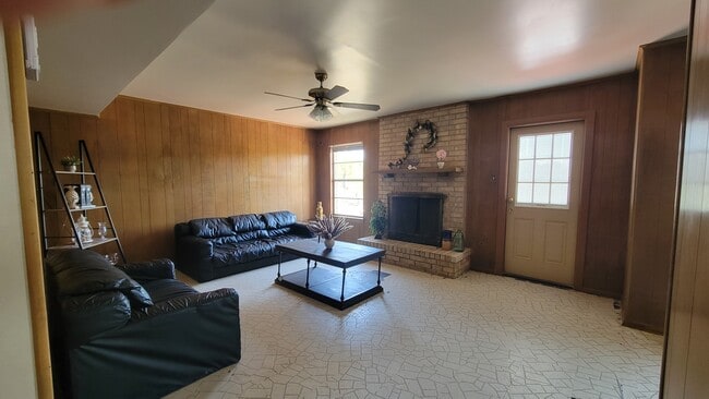 Building Photo - 2910 Wacos Dr