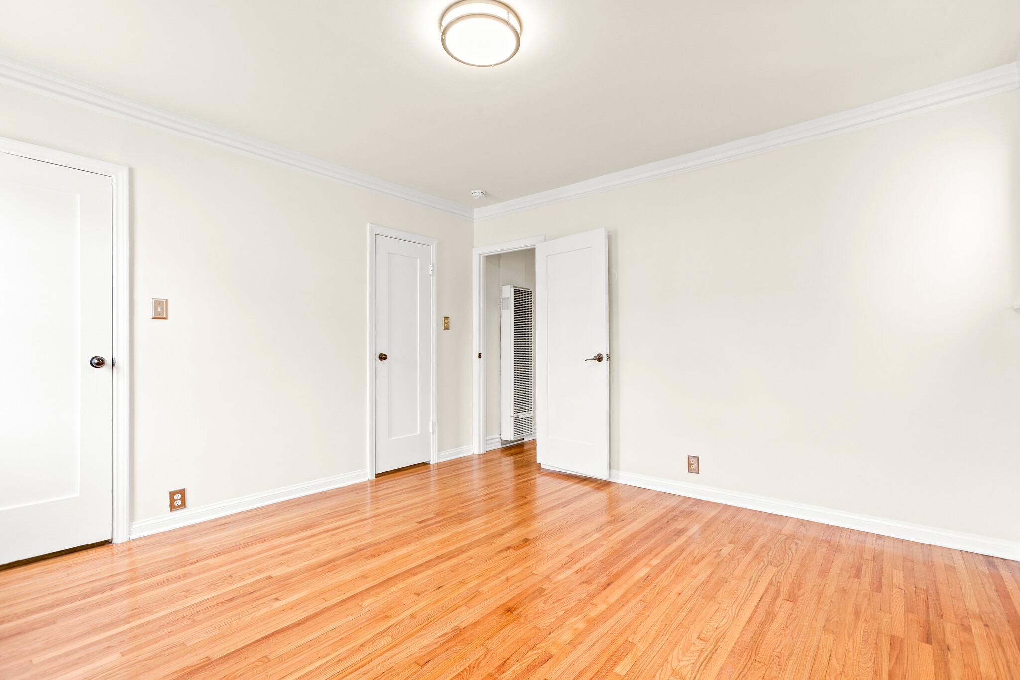 Building Photo - 827 N Laurel Ave