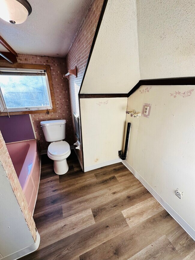 Building Photo - 1995 Cottage Ave E