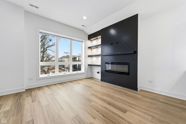 Building Photo - 861 E 63rd Pl