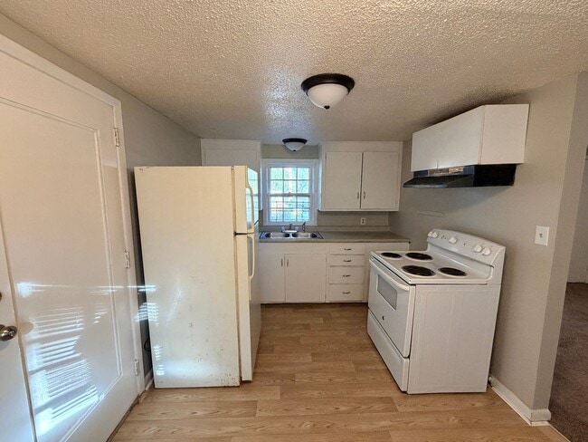 Building Photo - 2 Bedroom 1 Bath Home