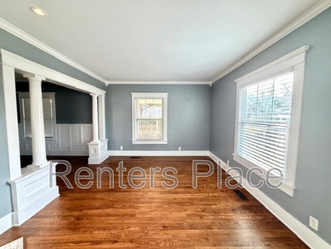 Building Photo - 105 E 19th St