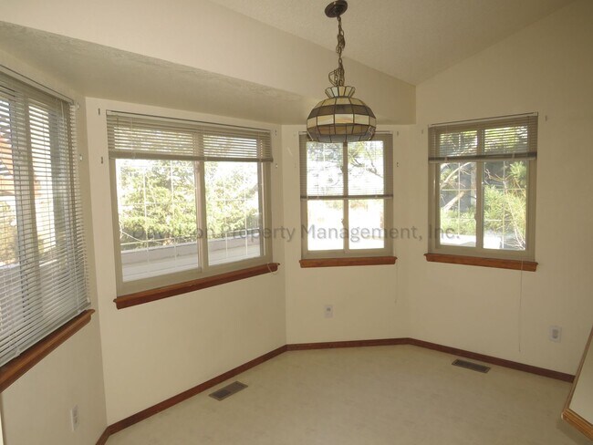 Building Photo - Spacious 3 Bedroom House on the West Side with Mountain Views