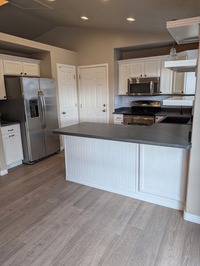 Building Photo - 5 Bedroom Home New Carpet and Paint