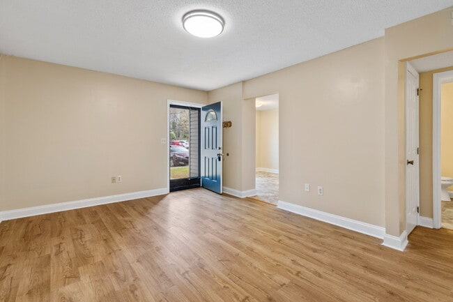 Building Photo - $200 Off First Month Updated 2BR Ground Level Condo Minutes for I77 in Rock Hill!