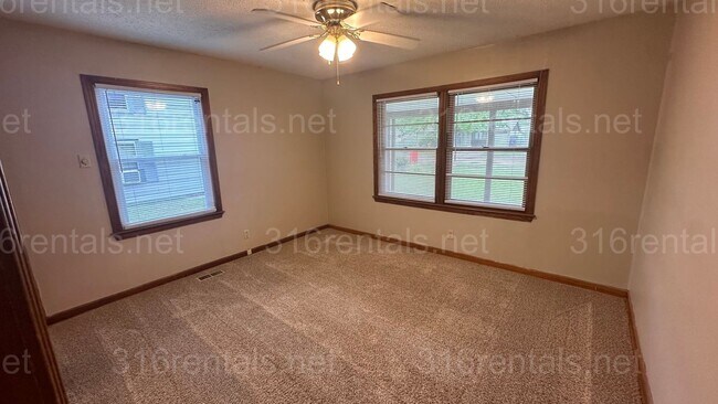 Building Photo - $1195 - 3 bed 1.5 bath - Single Family Home